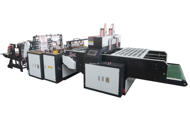 超高速制袋機 超市購物袋制袋機一、特點：本機以HDPE、LDPE筒膜為原料，是制作超市袋、背心袋、馬甲袋、市場袋的理想設(shè)備，本機具有節(jié)省人工、降低成本、一次成型、故障率低、產(chǎn)量高等特點，良好性能的色標跟蹤儀，使封切長度更準確，誤差更小。采用先進的電腦，長度調(diào)整方便，精確。